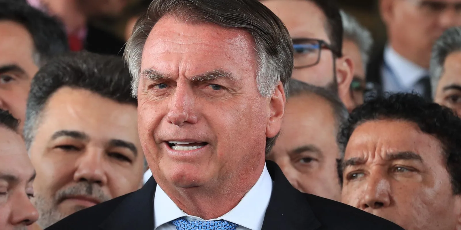 Tribunal autoriza que defensa de Bolsonaro participe en indagatoria sobre arma de fuego