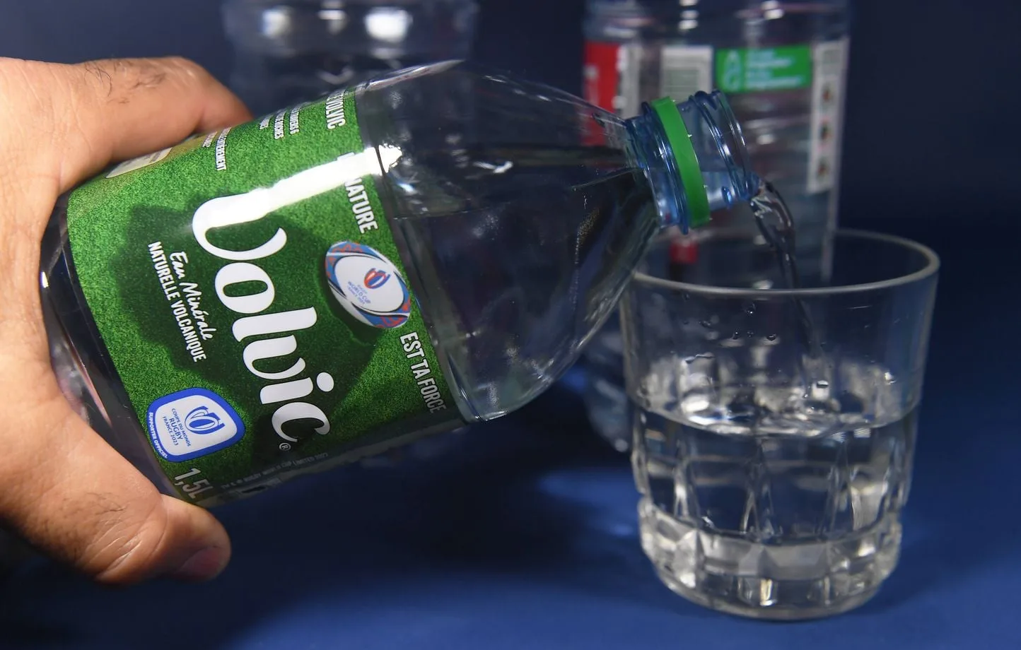 Tribunal francés condena a Volvic por publicidad engañosa sobre sus botellas