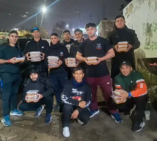 Un gimnasio de San Luis asiste semanalmente con comida y abrigo a personas en situación de calle