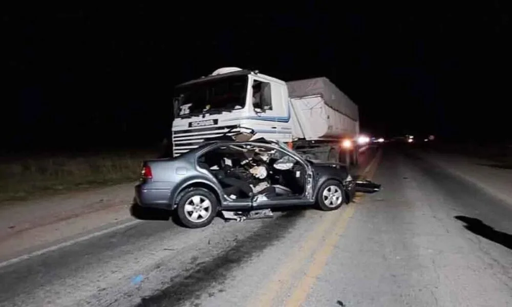 Un hombre falleció tras choque frontal entre auto y camión en la Ruta Nacional 3
