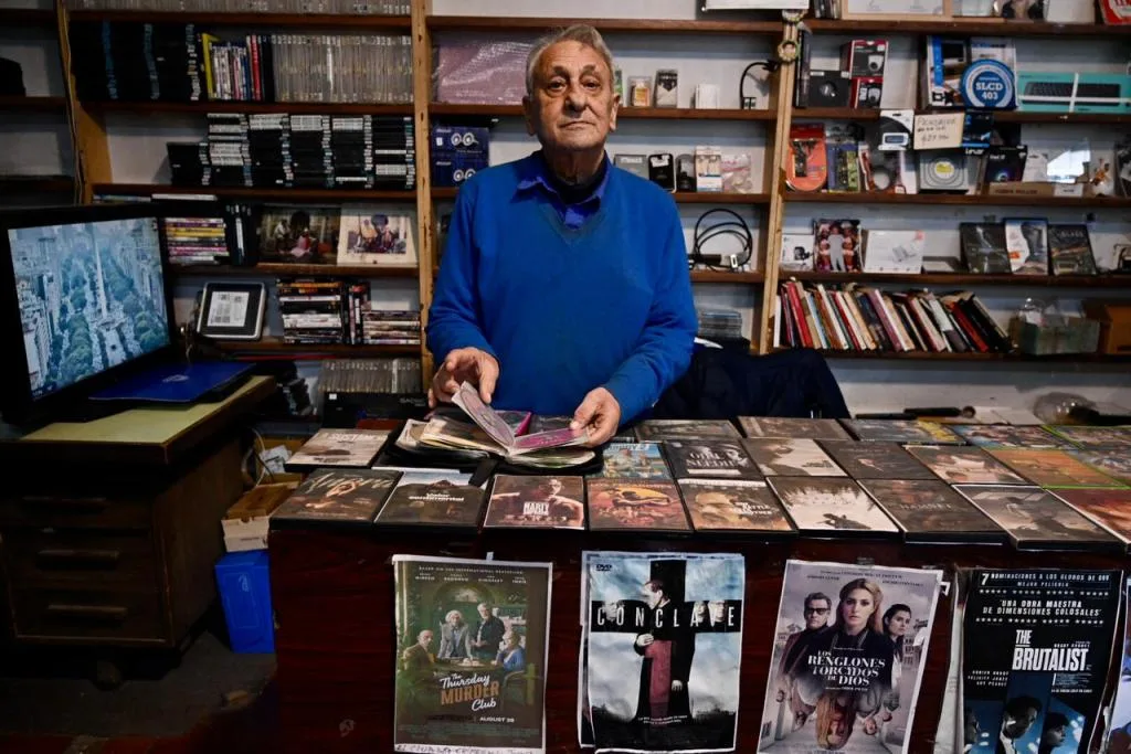 Un videoclub histórico resiste el avance del streaming en Bariloche