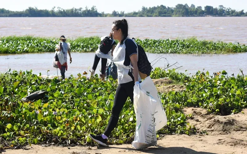 Voluntarios restauran la ribera del Paraná con limpieza y reforestación