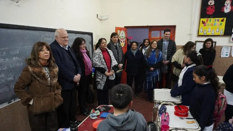 Autoridades supervisan la entrega de alimentos en escuela con jornada extendida