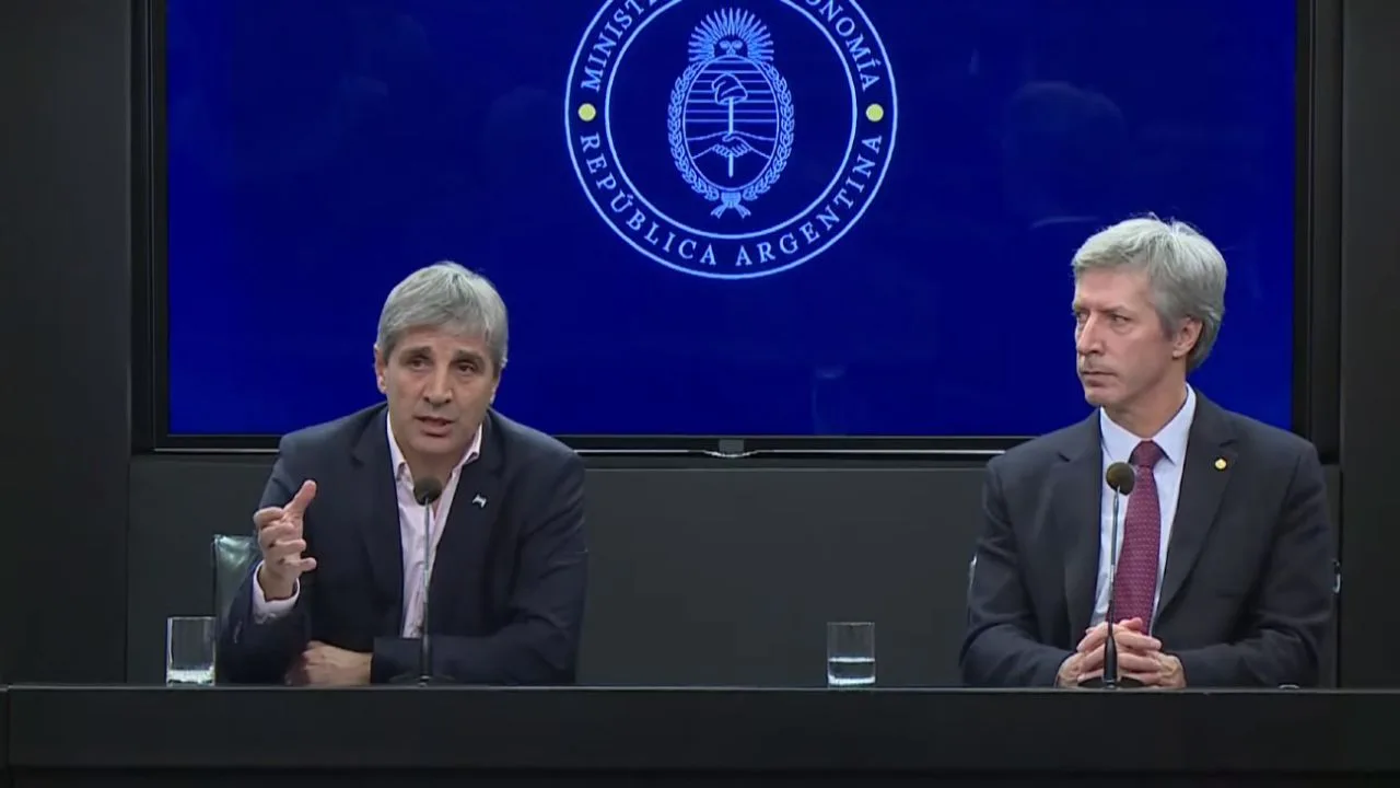 Caputo explica cómo se financiará el pago de 4.200 millones de dólares en julio