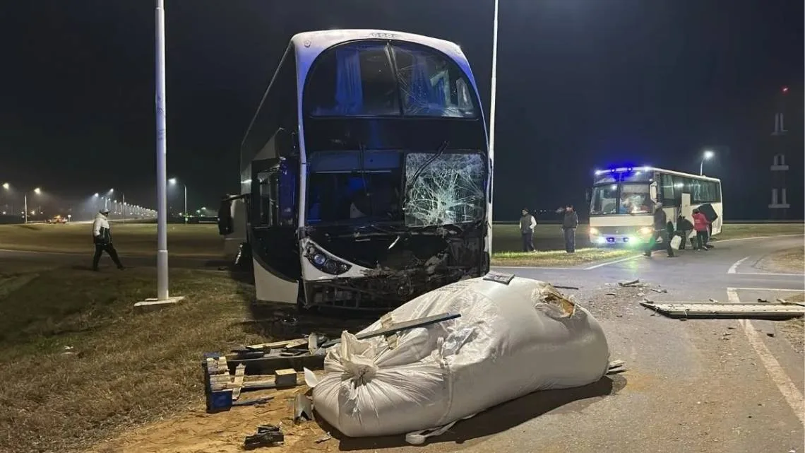 Choque entre colectivo de tour y camión cerca del aeropuerto dejó varios heridos