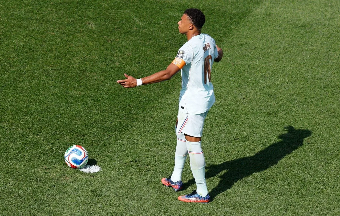 Confusión con el VAR retrasó y condicionó el penal fallado por Mbappé ante Marruecos