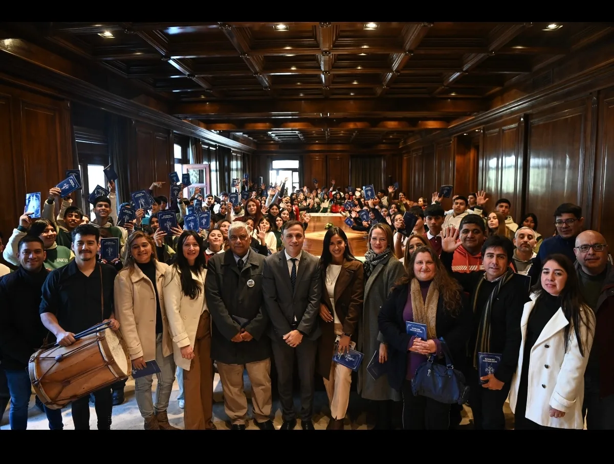 El jefe de Gabinete recibió a estudiantes de departamentos Banda y Robles en Casa de Gobierno