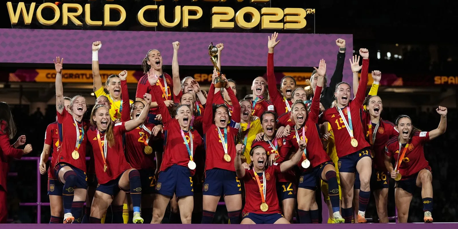 España busca convertirse en el primer país con títulos mundiales simultáneos en fútbol masculino y femenino