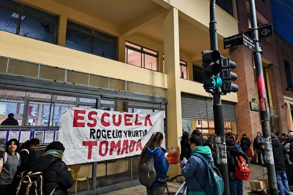 Estudiantes de la Escuela Rogelio Yrurtia toman el colegio en protesta contra la reforma educativa
