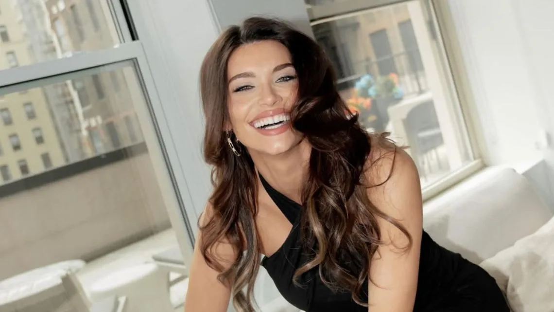 Eva de Dominici destaca en Hollywood por su dominio del inglés y presencia en la alfombra roja