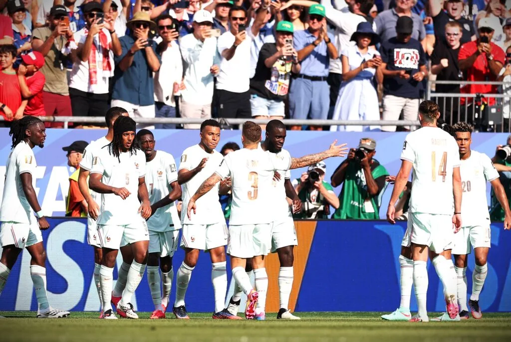 Francia avanzó a semifinales tras vencer 2-0 a Marruecos en un partido intenso