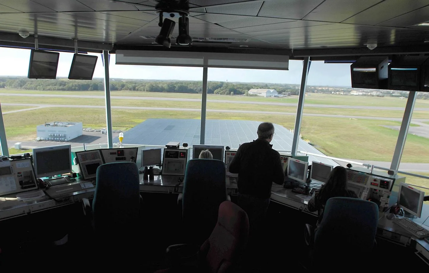 Gobierno francés reconoce deficiencias en el control del tráfico aéreo y anuncia reformas