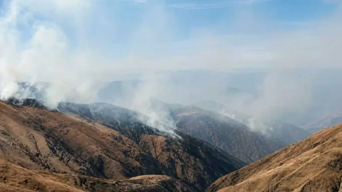 Hombre muere combatiendo incendios forestales en la montaña de Salta