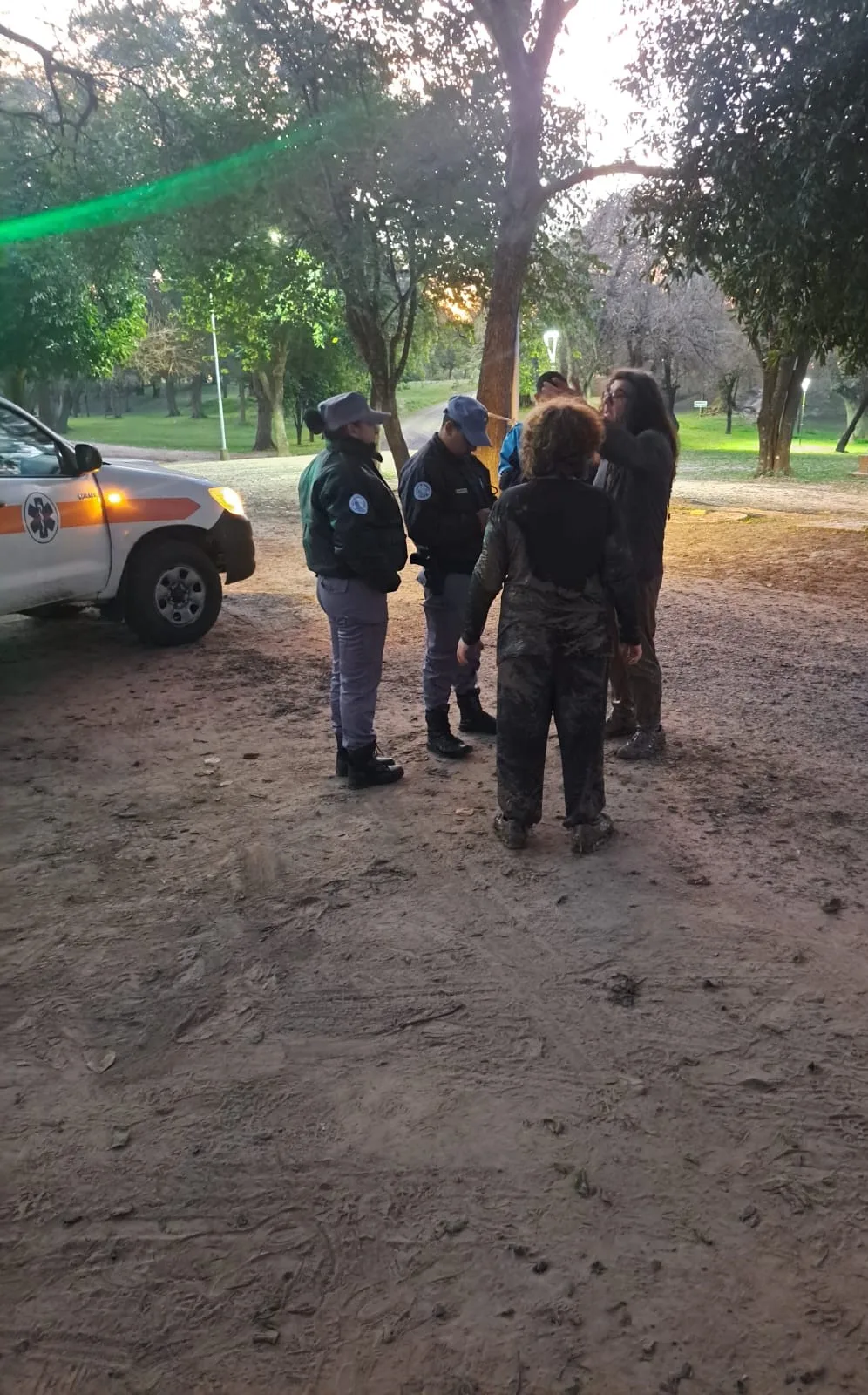Hombre y niño fueron rescatados tras quedar atrapados en arena móvil del río Bermejo