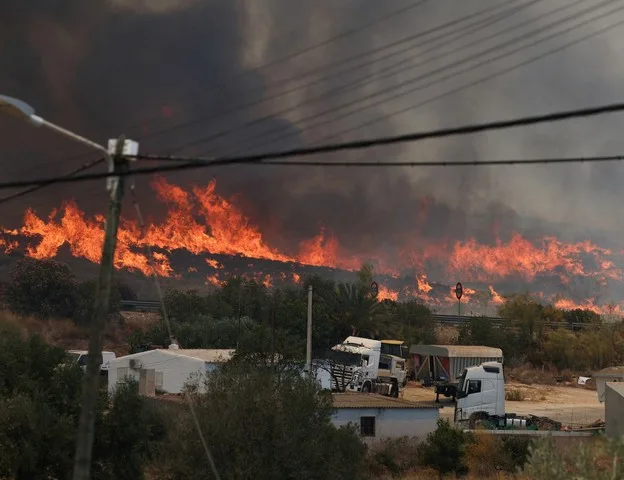 Incendio en Almería deja al menos 12 muertos y arrasa miles de hectáreas con avance favorable