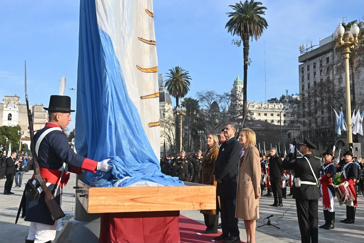 Jorge Macri encabezó el izamiento de la bandera en Plaza de Mayo por el Día de la Independencia