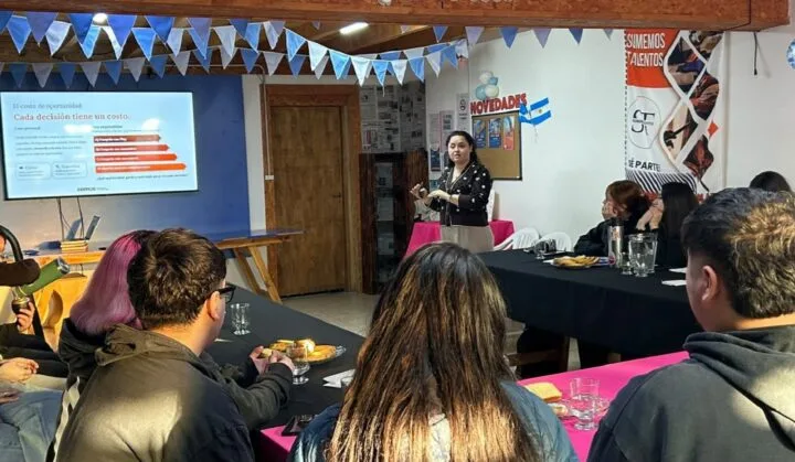 Jóvenes de Tolhuin completan primera capacitación en educación financiera impulsada por Sumemos Juventud