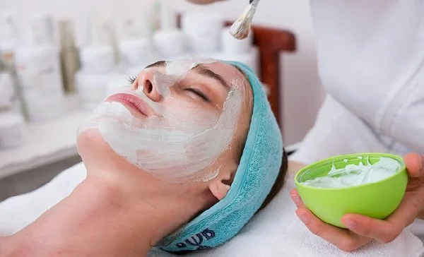 La Anmat prohíbe la venta de varias mascarillas faciales y cosméticos sin registro oficial