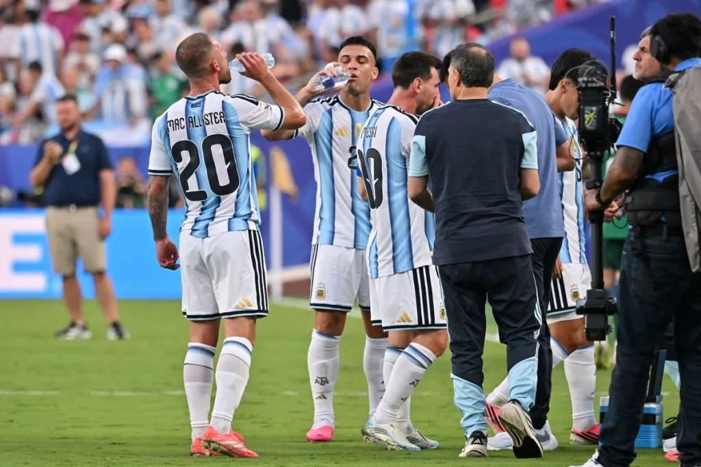 La importancia de hidratarse durante el Mundial para evitar la deshidratación silenciosa