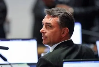La Justicia brasileña prohíbe a Flávio Bolsonaro visitar a Jair Bolsonaro durante la campaña electoral