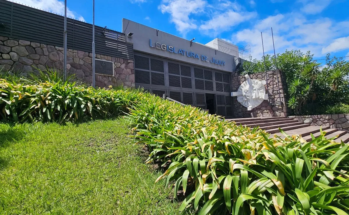 La Legislatura de Jujuy entrega material bibliográfico para preservar el patrimonio histórico provincial