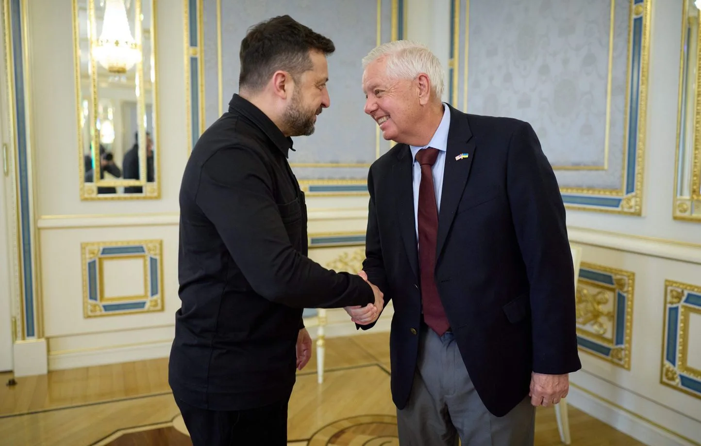 Zelensky anuncia reorganización de su gobierno y UE homenajea a Lindsey Graham