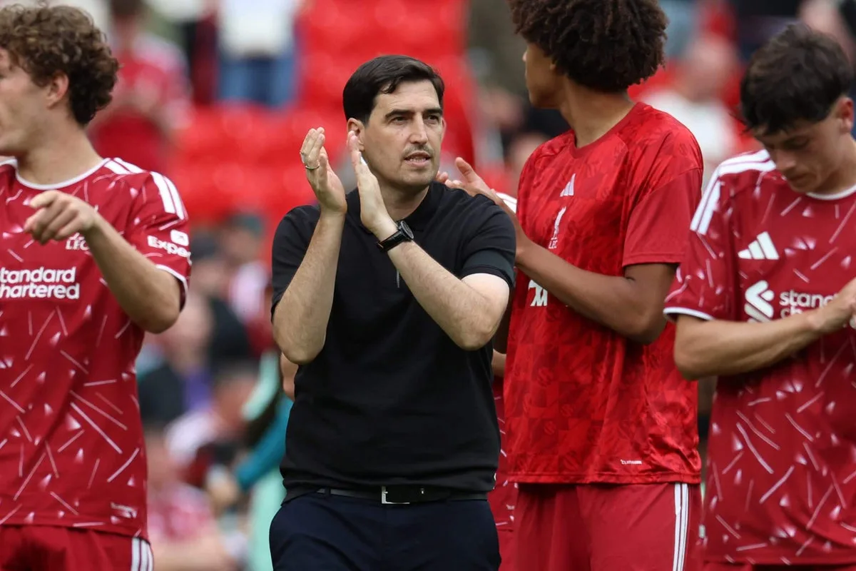 Andoni Iraola renueva Liverpool con liderazgo práctico y presencia cercana en los entrenamientos