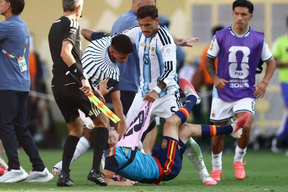 FIFA sancionó a la Selección Argentina por incidentes tras la final y uso de bandera de Malvinas