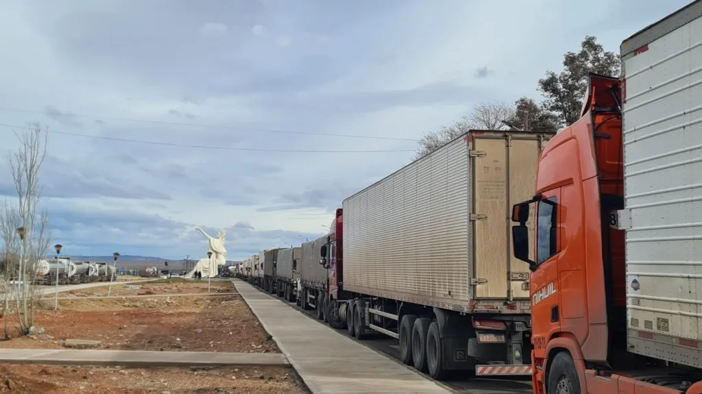 Más de 400 camiones esperan en Cutral Co y Plaza Huincul para cruzar a Chile por Pino Hachado